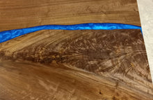 Load image into Gallery viewer, epoxy_river_table_walnut_blue_feather_grain