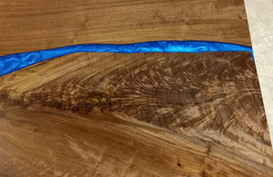 epoxy_river_table_walnut_blue_feather_grain