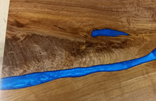 Load image into Gallery viewer, epoxy_river_table_walnut_blue_feather_grain_side2